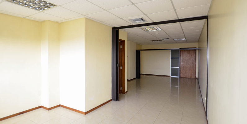 Oficina en alquiler en Trade Building sector norte de Guayaquil GeoBienes - Oficina en alquiler en Trade Building sector norte de Guayaquil - Plusvalia Guayaquil Casas de venta y alquiler Inmobiliaria Ecuador