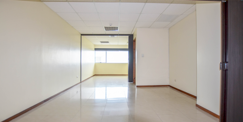 Oficina en alquiler en Trade Building sector norte de Guayaquil GeoBienes - Oficina en alquiler en Trade Building sector norte de Guayaquil - Plusvalia Guayaquil Casas de venta y alquiler Inmobiliaria Ecuador
