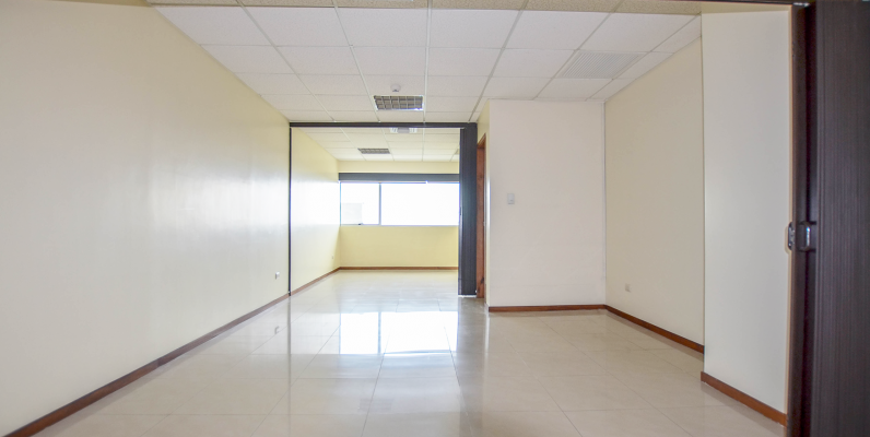 GeoBienes - Oficina en alquiler en Trade Building sector norte de Guayaquil - Plusvalia Guayaquil Casas de venta y alquiler Inmobiliaria Ecuador