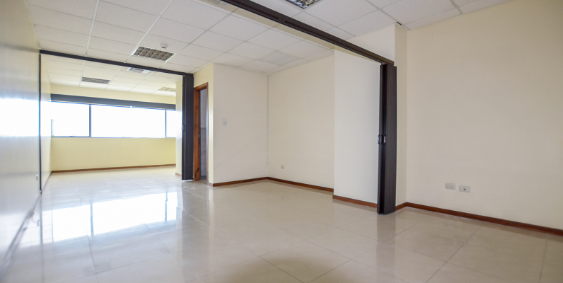 GeoBienes - Oficina en alquiler en Trade Building sector norte de Guayaquil - Plusvalia Guayaquil Casas de venta y alquiler Inmobiliaria Ecuador