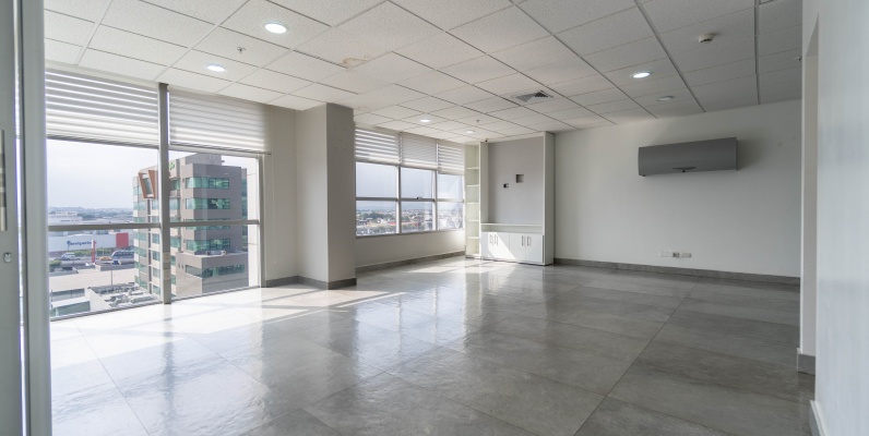 Oficina en venta Sky Building, dos estacionamientos, Norte de Guayaquil GeoBienes - Oficina en alquiler Sky Building, dos estacionamientos, Norte de Guayaquil - Plusvalia Guayaquil Casas de venta y alquiler Inmobiliaria Ecuador
