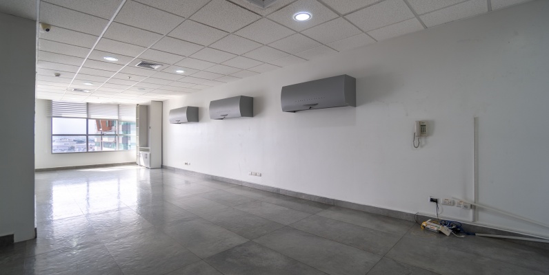 Oficina en venta Sky Building, dos estacionamientos, Norte de Guayaquil GeoBienes - Oficina en alquiler Sky Building, dos estacionamientos, Norte de Guayaquil - Plusvalia Guayaquil Casas de venta y alquiler Inmobiliaria Ecuador