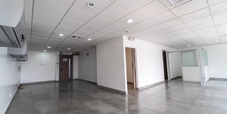 Oficina en venta Sky Building, dos estacionamientos, Norte de Guayaquil GeoBienes - Oficina en alquiler Sky Building, dos estacionamientos, Norte de Guayaquil - Plusvalia Guayaquil Casas de venta y alquiler Inmobiliaria Ecuador