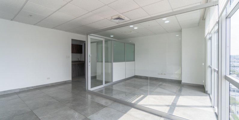 Oficina en venta Sky Building, dos estacionamientos, Norte de Guayaquil GeoBienes - Oficina en alquiler Sky Building, dos estacionamientos, Norte de Guayaquil - Plusvalia Guayaquil Casas de venta y alquiler Inmobiliaria Ecuador