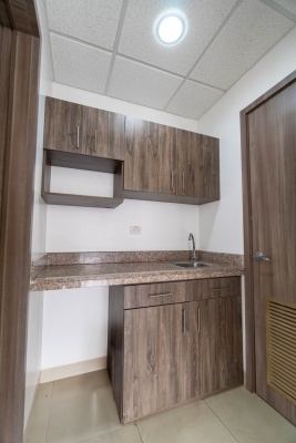 Oficina en venta Sky Building, dos estacionamientos, Norte de Guayaquil GeoBienes - Oficina en alquiler Sky Building, dos estacionamientos, Norte de Guayaquil - Plusvalia Guayaquil Casas de venta y alquiler Inmobiliaria Ecuador