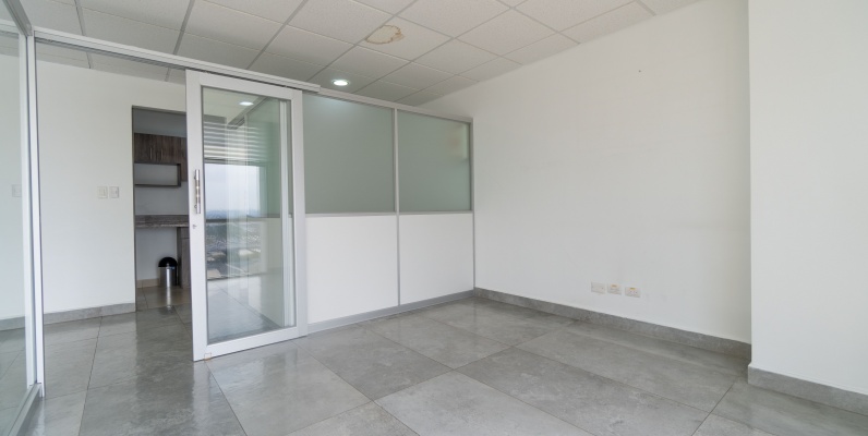 Oficina en venta Sky Building, dos estacionamientos, Norte de Guayaquil GeoBienes - Oficina en alquiler Sky Building, dos estacionamientos, Norte de Guayaquil - Plusvalia Guayaquil Casas de venta y alquiler Inmobiliaria Ecuador