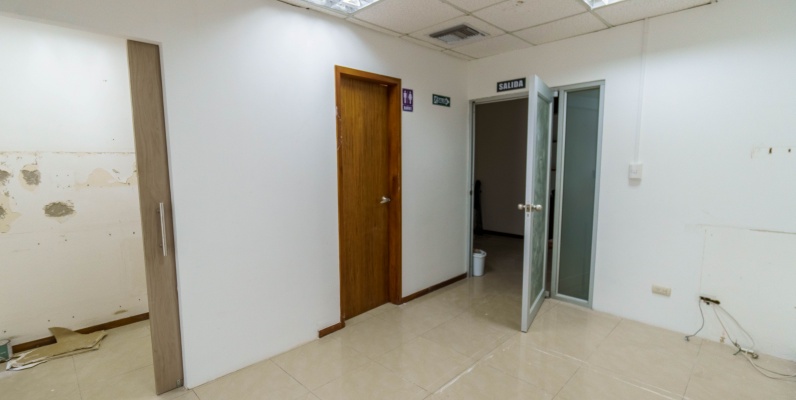 GeoBienes - Oficina en alquiler, Trade Building, zona Mall del Sol - Plusvalia Guayaquil Casas de venta y alquiler Inmobiliaria Ecuador