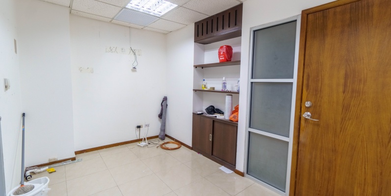 GeoBienes - Oficina en alquiler, Trade Building, zona Mall del Sol - Plusvalia Guayaquil Casas de venta y alquiler Inmobiliaria Ecuador