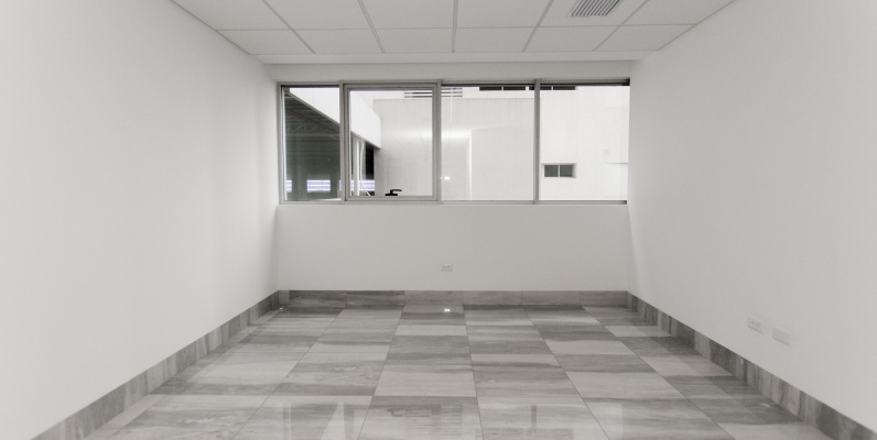 Oficina en alquiler ubicada en el Edificio Platinium II, Samborondón GeoBienes - Oficina en alquiler ubicada en el Edificio Platinum II, Samborondón - Plusvalia Guayaquil Casas de venta y alquiler Inmobiliaria Ecuador