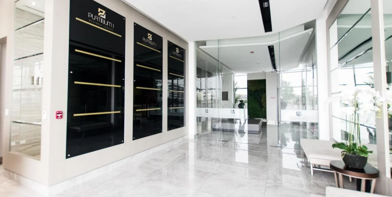Oficina en alquiler ubicada en el Edificio Platinium II, Samborondón GeoBienes - Oficina en alquiler ubicada en el Edificio Platinum II, Samborondón - Plusvalia Guayaquil Casas de venta y alquiler Inmobiliaria Ecuador