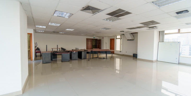 GeoBienes - Oficina en alquiler ubicado en Edificio Induauto, Centro de Guayaquil - Plusvalia Guayaquil Casas de venta y alquiler Inmobiliaria Ecuador