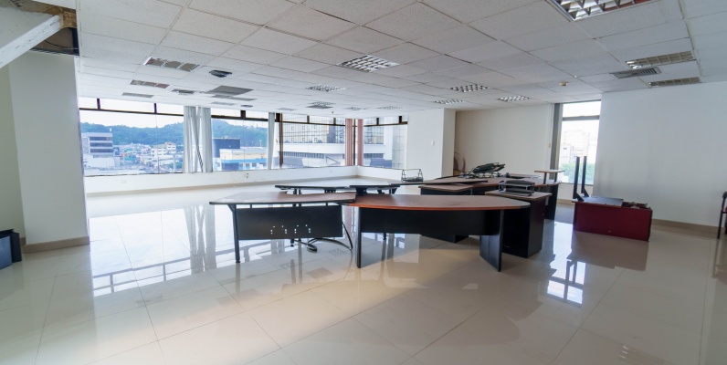 GeoBienes - Oficina en alquiler ubicado en Edificio Induauto, Centro de Guayaquil - Plusvalia Guayaquil Casas de venta y alquiler Inmobiliaria Ecuador