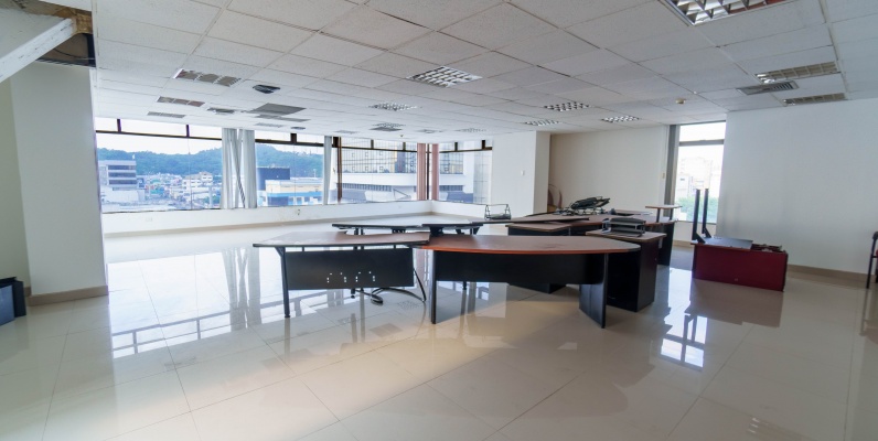Oficina en alquiler ubicado en Edificio Induauto, Centro de Guayaquil GeoBienes - Oficina en alquiler ubicado en Edificio Induauto, Centro de Guayaquil - Plusvalia Guayaquil Casas de venta y alquiler Inmobiliaria Ecuador