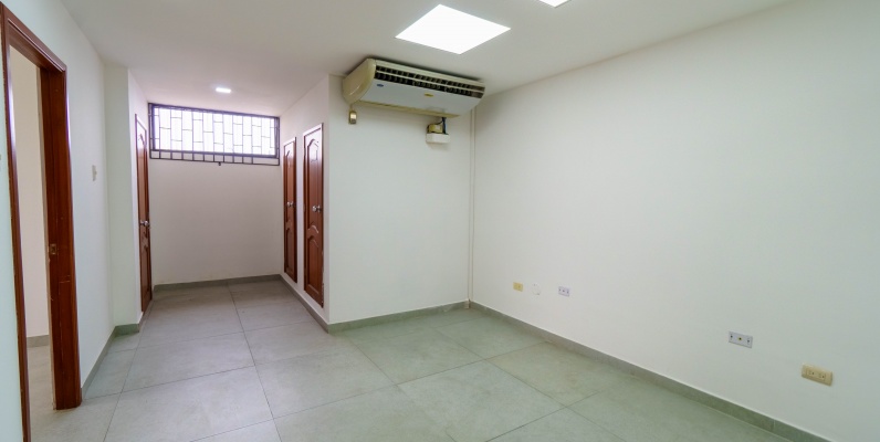 Oficina en alquiler ubicado en Condominio El Bucanero, Centro de Guayaquil GeoBienes - Oficina en venta, Av Las Américas, Edificio de Oficinas El Bucanero - Plusvalia Guayaquil Casas de venta y alquiler Inmobiliaria Ecuador