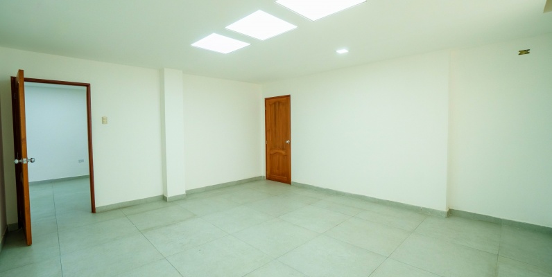 Oficina en alquiler ubicado en Condominio El Bucanero, Centro de Guayaquil GeoBienes - Oficina en venta, Av Las Américas, Edificio de Oficinas El Bucanero - Plusvalia Guayaquil Casas de venta y alquiler Inmobiliaria Ecuador