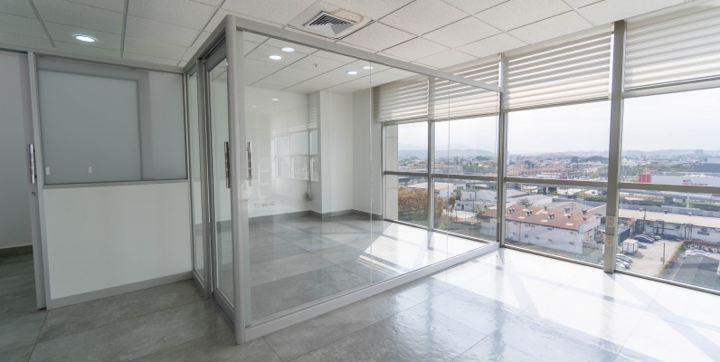 Oficina en venta en Edificio Sky Building junto al aeropuerto, Guayaquil GeoBienes - Oficina en venta en Edificio Sky Building junto al aeropuerto, Guayaquil - Plusvalia Guayaquil Casas de venta y alquiler Inmobiliaria Ecuador