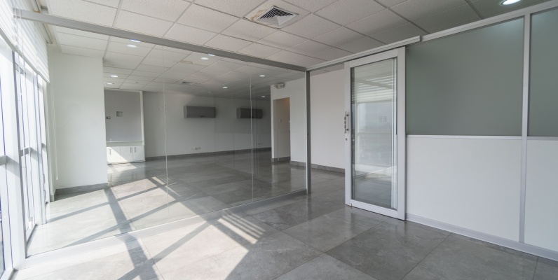 Oficina en venta en Edificio Sky Building junto al aeropuerto, Guayaquil GeoBienes - Oficina en venta en Edificio Sky Building junto al aeropuerto, Guayaquil - Plusvalia Guayaquil Casas de venta y alquiler Inmobiliaria Ecuador