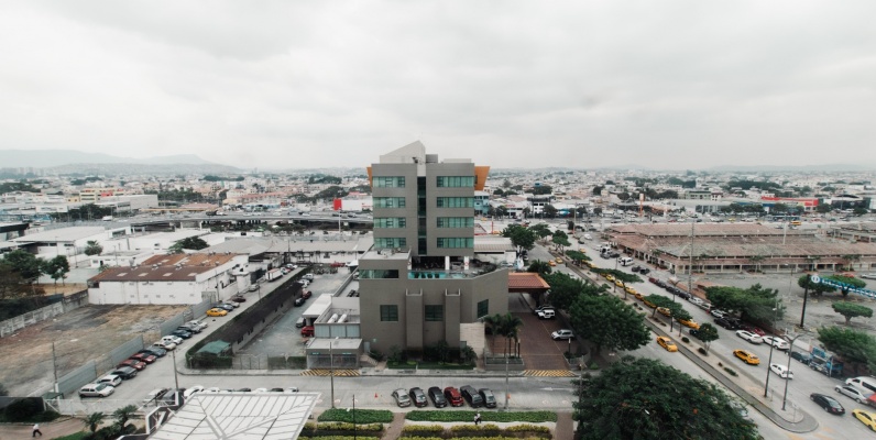 GeoBienes - Oficina en venta, Sky Building, junto al aeropuerto - Plusvalia Guayaquil Casas de venta y alquiler Inmobiliaria Ecuador