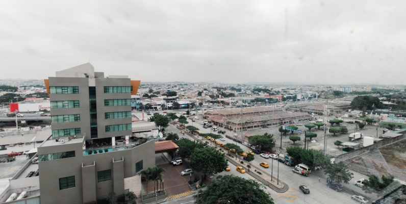 GeoBienes - Oficina en venta, Sky Building, junto al aeropuerto - Plusvalia Guayaquil Casas de venta y alquiler Inmobiliaria Ecuador