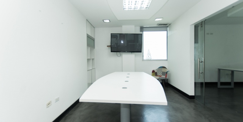 Oficina semi amoblada en venta en el Edificio El Astillero, Puerto Santa Ana GeoBienes - Oficina semi amoblada en venta en el Edificio El Astillero, Puerto Santa Ana - Plusvalia Guayaquil Casas de venta y alquiler Inmobiliaria Ecuador
