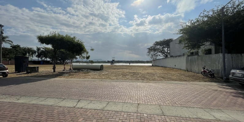 GeoBienes - Terreno en venta ubicado en la urbanización Guayaquil Tenis, frente al río - Plusvalia Guayaquil Casas de venta y alquiler Inmobiliaria Ecuador