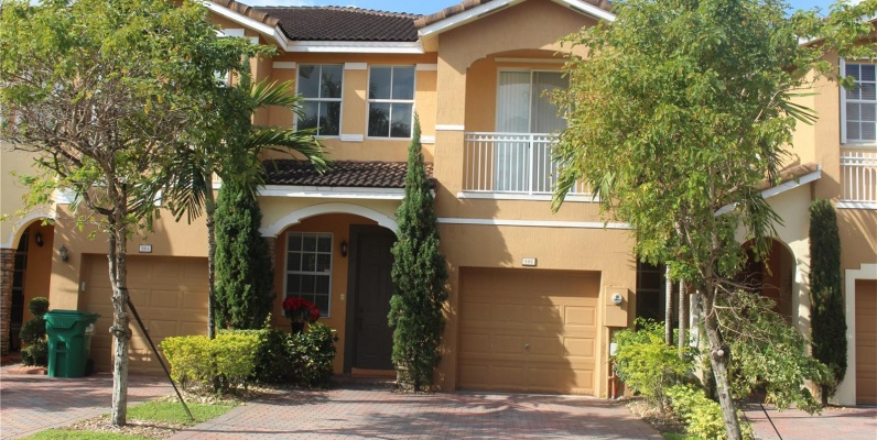 Townhouse a la Venta en MIAMI - Fontainebleau Las Ramblas GeoBienes - Townhouse a la Venta en MIAMI - Fontainebleau Las Ramblas - Plusvalia Guayaquil Casas de venta y alquiler Inmobiliaria Ecuador