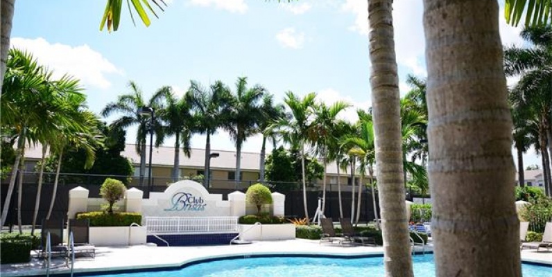 Townhouse en Venta- Las Brisas at Doral GeoBienes - Townhouse en Venta- Las Brisas at Doral - Plusvalia Guayaquil Casas de venta y alquiler Inmobiliaria Ecuador