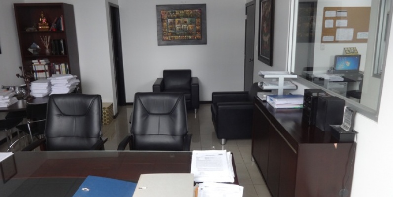 Vendo oficina de 83m2 con excelente vista en el Trade Building GeoBienes - Vendo oficina de 83m2 amoblada en el Trade Building - Plusvalia Guayaquil Casas de venta y alquiler Inmobiliaria Ecuador