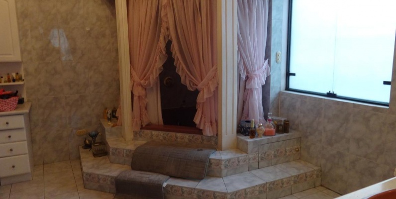 Venta de imponente casa de lujo esquinera en el sur de la ciudad GeoBienes - Venta de imponente casa de lujo esquinera en el sur de la ciudad - Plusvalia Guayaquil Casas de venta y alquiler Inmobiliaria Ecuador