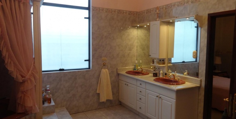 Venta de imponente casa de lujo esquinera en el sur de la ciudad GeoBienes - Venta de imponente casa de lujo esquinera en el sur de la ciudad - Plusvalia Guayaquil Casas de venta y alquiler Inmobiliaria Ecuador