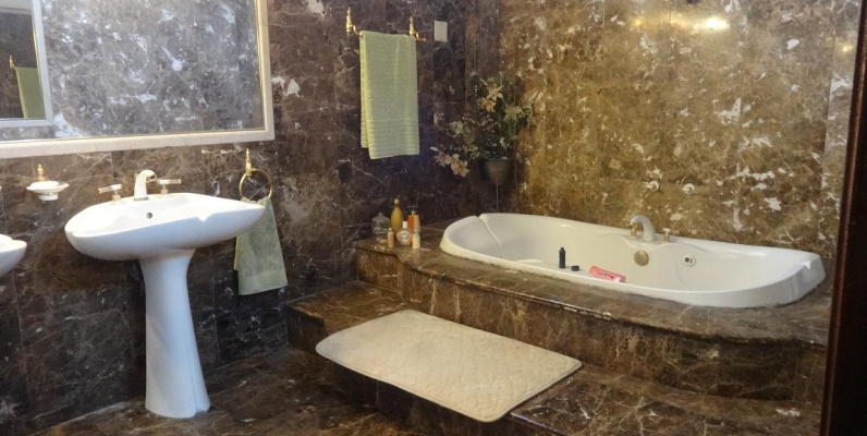 Venta de imponente casa de lujo esquinera en el sur de la ciudad GeoBienes - Venta de imponente casa de lujo esquinera en el sur de la ciudad - Plusvalia Guayaquil Casas de venta y alquiler Inmobiliaria Ecuador