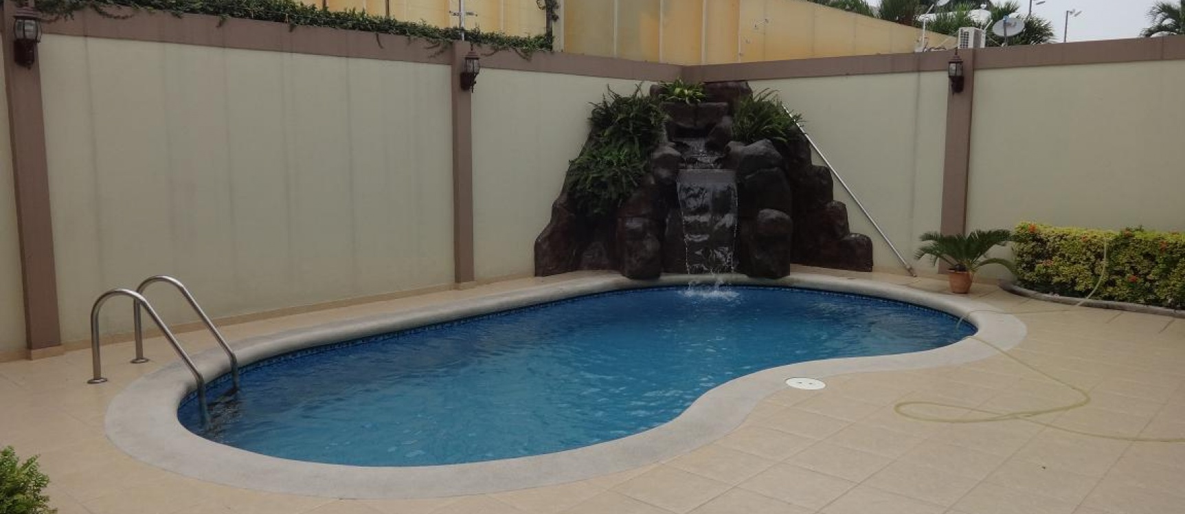 Vendo Casa en Samborondon, Km 2 1/2 atras de la UEES GeoBienes - Vendo Casa en Samborondon, Km 2 1/2 atras de la UEES - Plusvalia Guayaquil Casas de venta y alquiler Inmobiliaria Ecuador