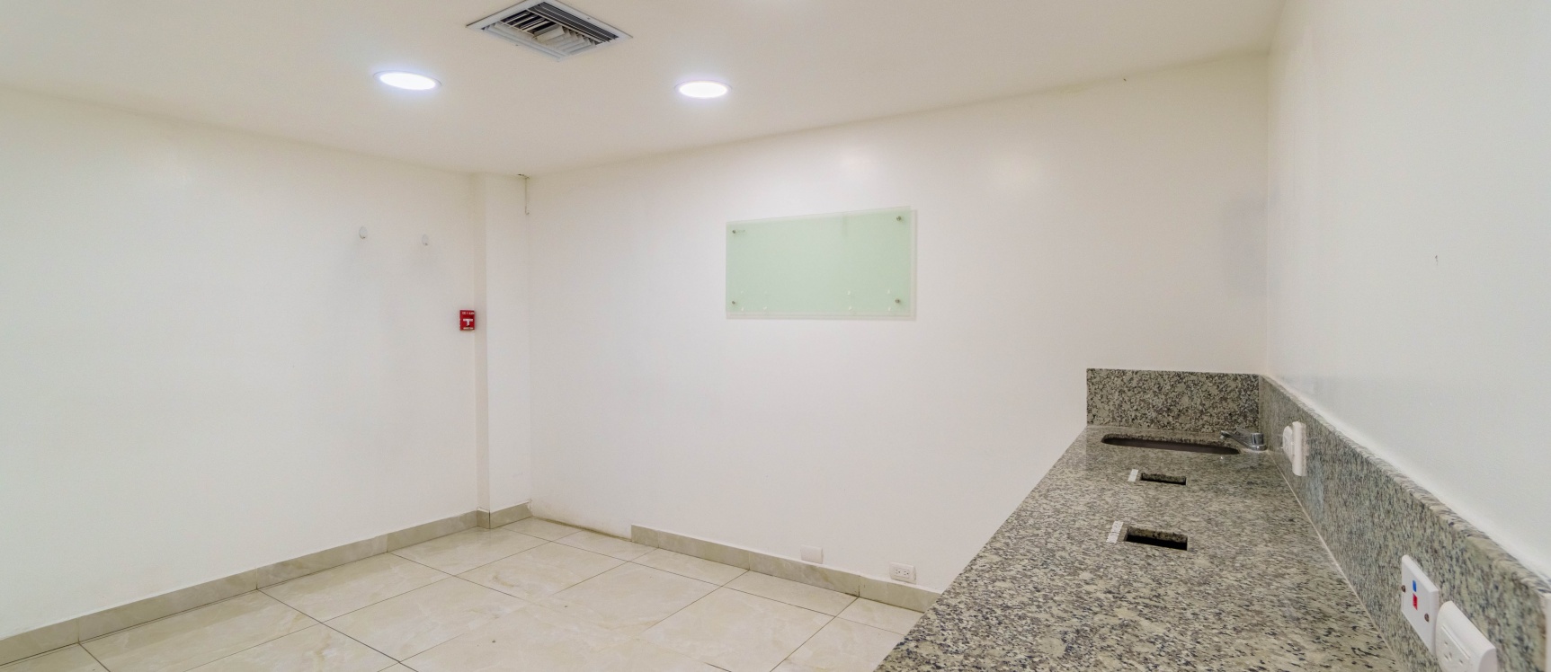 Oficina en alquiler planta baja ubicado en Urdesa, Norte de Guayaquil GeoBienes - Oficina en alquiler planta baja ubicado en Urdesa, Norte de Guayaquil - Plusvalia Guayaquil Casas de venta y alquiler Inmobiliaria Ecuador