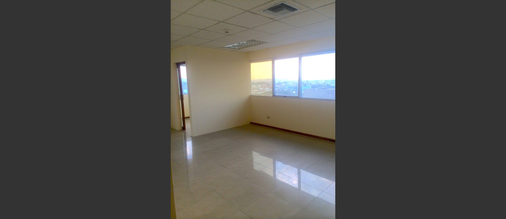 Alquiler de oficina en el norte de Guayaquil Trade Building GeoBienes - Sector Mall del Sol Alquiler de oficina en el norte de Guayaquil - Plusvalia Guayaquil Casas de venta y alquiler Inmobiliaria Ecuador