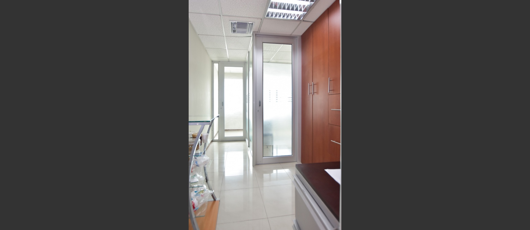 Alquiler de oficina semi amoblada en Edificio Trade Building. Guayaquil - Ecuador GeoBienes - Oficina semi amoblada en alquiler. Edificio Trade Building piso 7 - Plusvalia Guayaquil Casas de venta y alquiler Inmobiliaria Ecuador