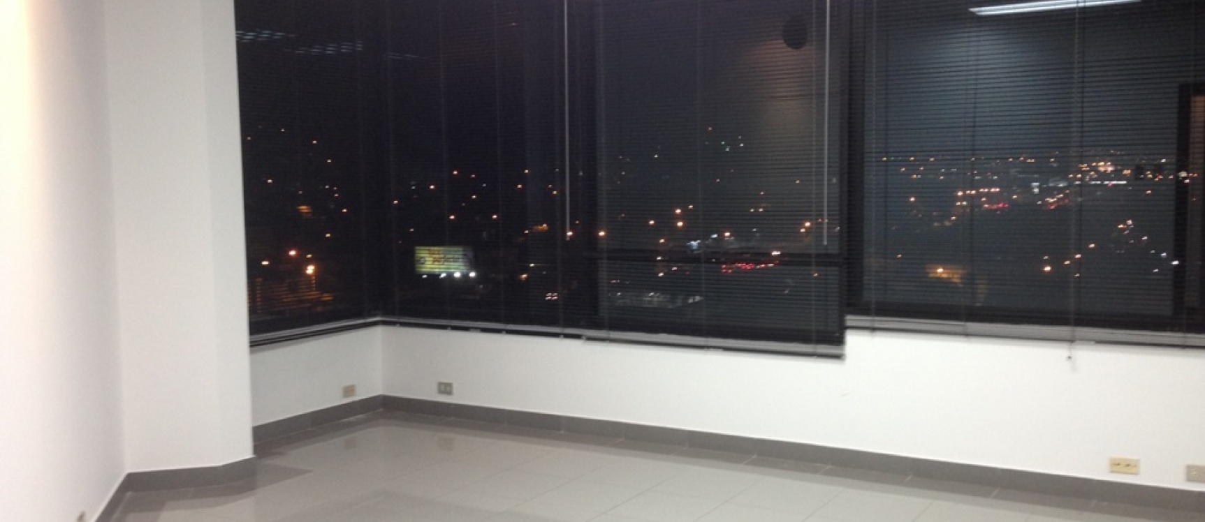 Alquiler de oficinas en Guayaquil. Ubicación estratégica local comercial y oficina en alquiler GeoBienes - Alquiler de oficinas en el sector Carlos J. Arosemena, Guayaquil - Plusvalia Guayaquil Casas de venta y alquiler Inmobiliaria Ecuador