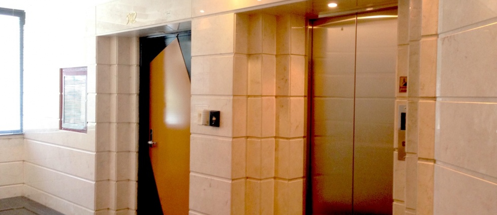 Alquiler de oficinas en Guayaquil. Ubicación estratégica local comercial y oficina en alquiler GeoBienes - Alquiler de oficinas en el sector Carlos J. Arosemena, Guayaquil - Plusvalia Guayaquil Casas de venta y alquiler Inmobiliaria Ecuador
