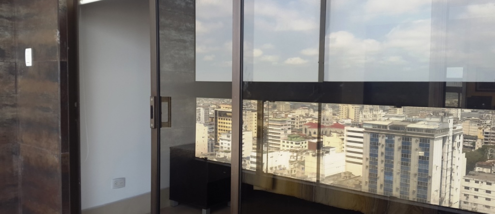 GeoBienes - ALQUILER DE SUITE EN EL EDIFICIO SAN FRANCISCO 300 - Plusvalia Guayaquil Casas de venta y alquiler Inmobiliaria Ecuador