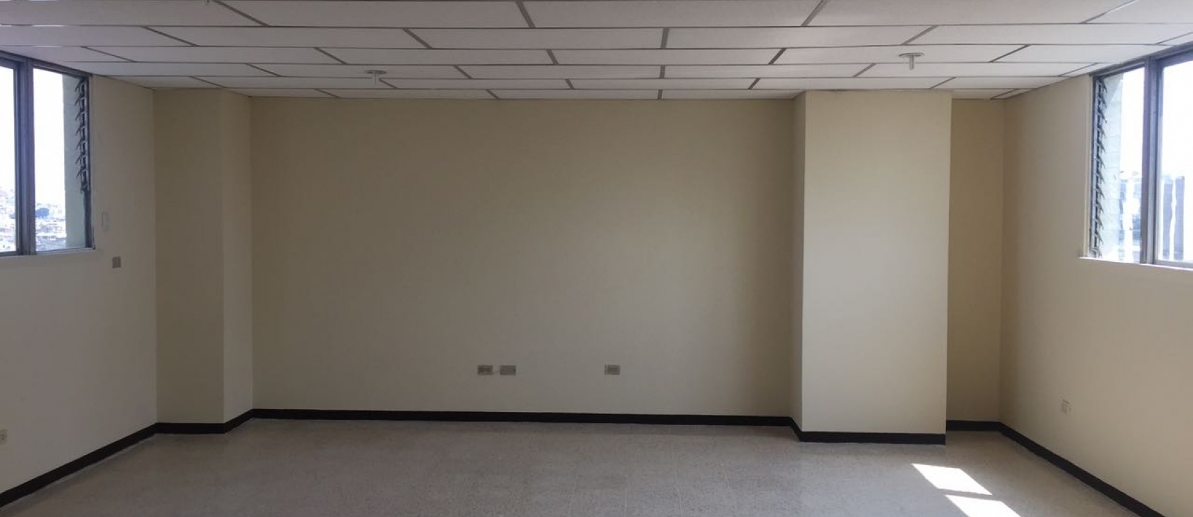 Alquilo oficina en Los Rios y 1ero De Mayo, condominio Orellana GeoBienes - Oficina en alquiler en Condominio Orellana, Los Rios y 1ero De Mayo, Guayaquil - Plusvalia Guayaquil Casas de venta y alquiler Inmobiliaria Ecuador