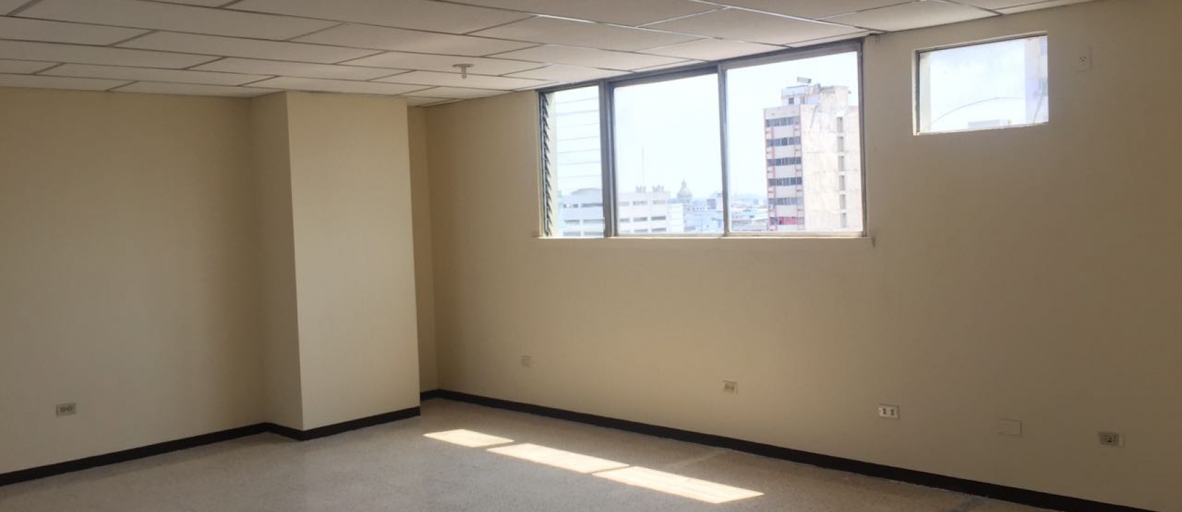 GeoBienes - Oficina en alquiler en Condominio Orellana, Los Rios y 1ero De Mayo, Guayaquil - Plusvalia Guayaquil Casas de venta y alquiler Inmobiliaria Ecuador