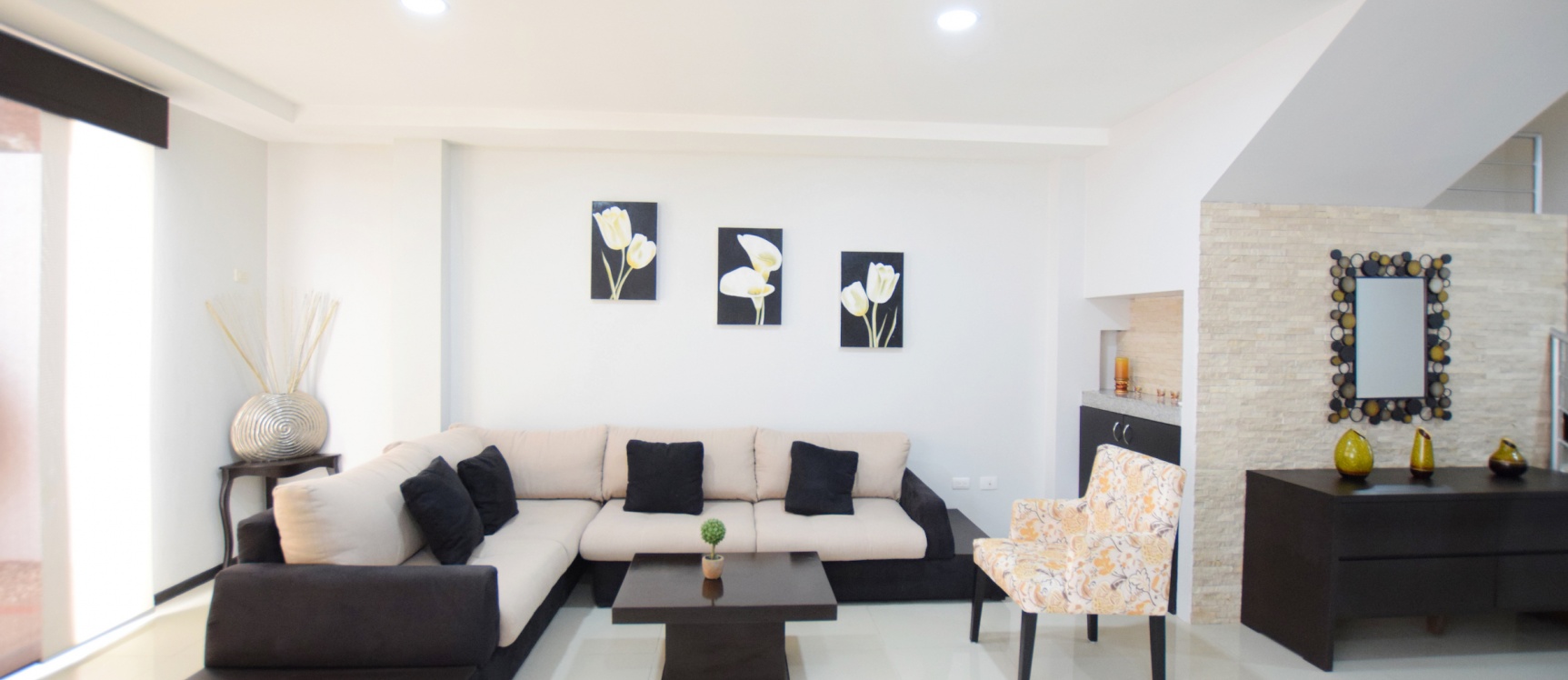 Casa amoblada en alquiler en la Urbanización San Sebastián, Vía Samborondón GeoBienes - Casa amoblada en alquiler en la Urbanización San Sebastián, Vía Samborondón - Plusvalia Guayaquil Casas de venta y alquiler Inmobiliaria Ecuador