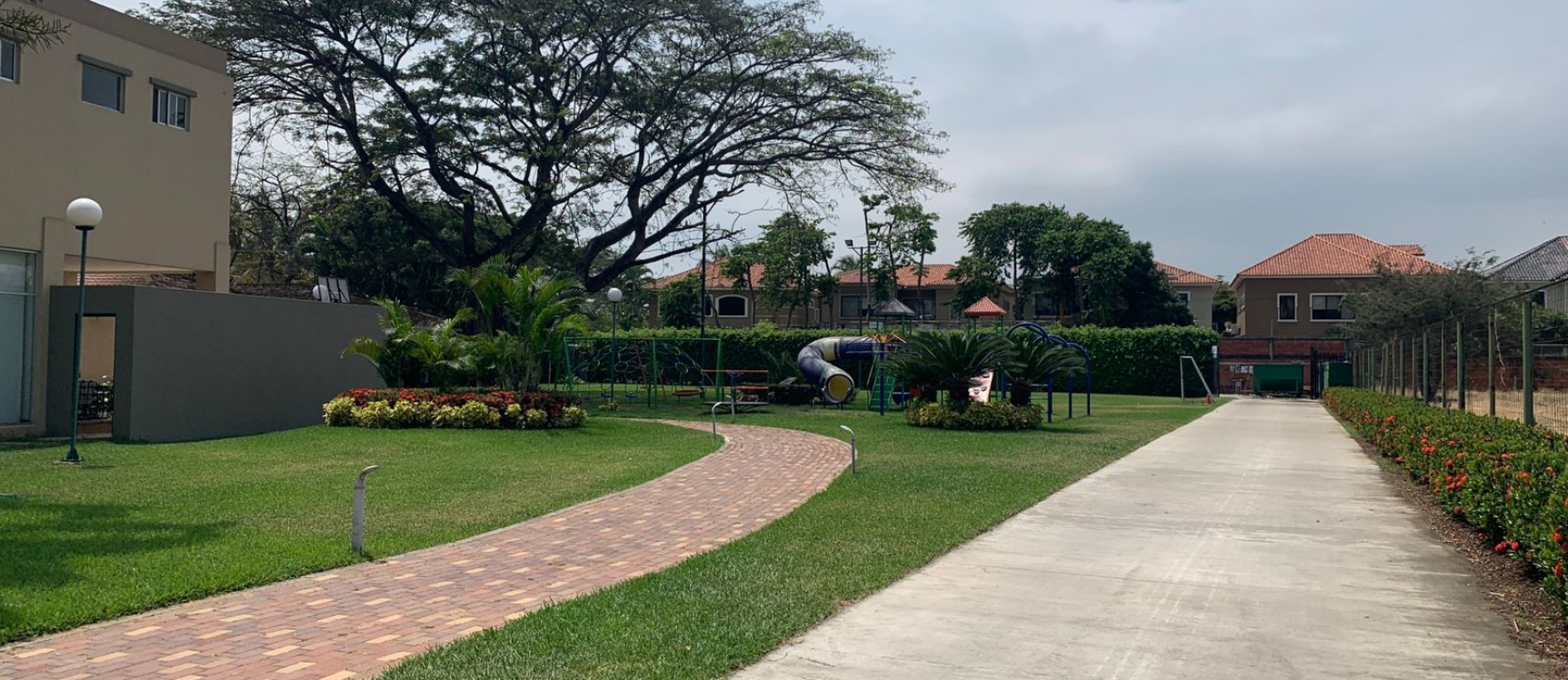 Casa amoblada en alquiler en urbanización Vista al Río GeoBienes - Casa amoblada en alquiler en urbanización Vista al Río - Plusvalia Guayaquil Casas de venta y alquiler Inmobiliaria Ecuador