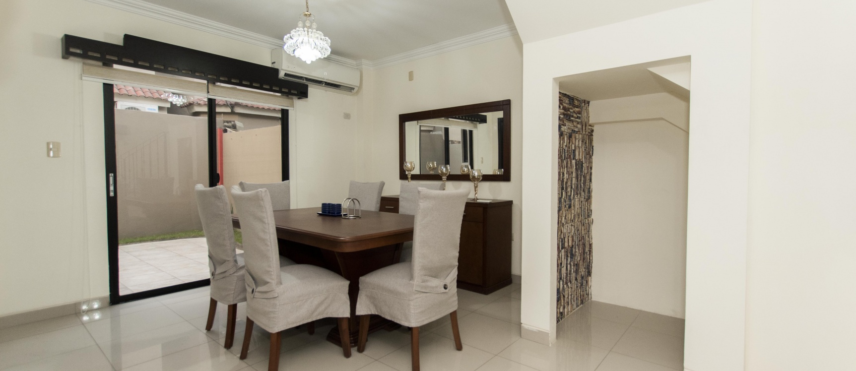 Casa amoblada en alquiler ubicada en Urbanización La Romareda GeoBienes - Casa amoblada en alquiler ubicada en Urbanización La Romareda - Plusvalia Guayaquil Casas de venta y alquiler Inmobiliaria Ecuador
