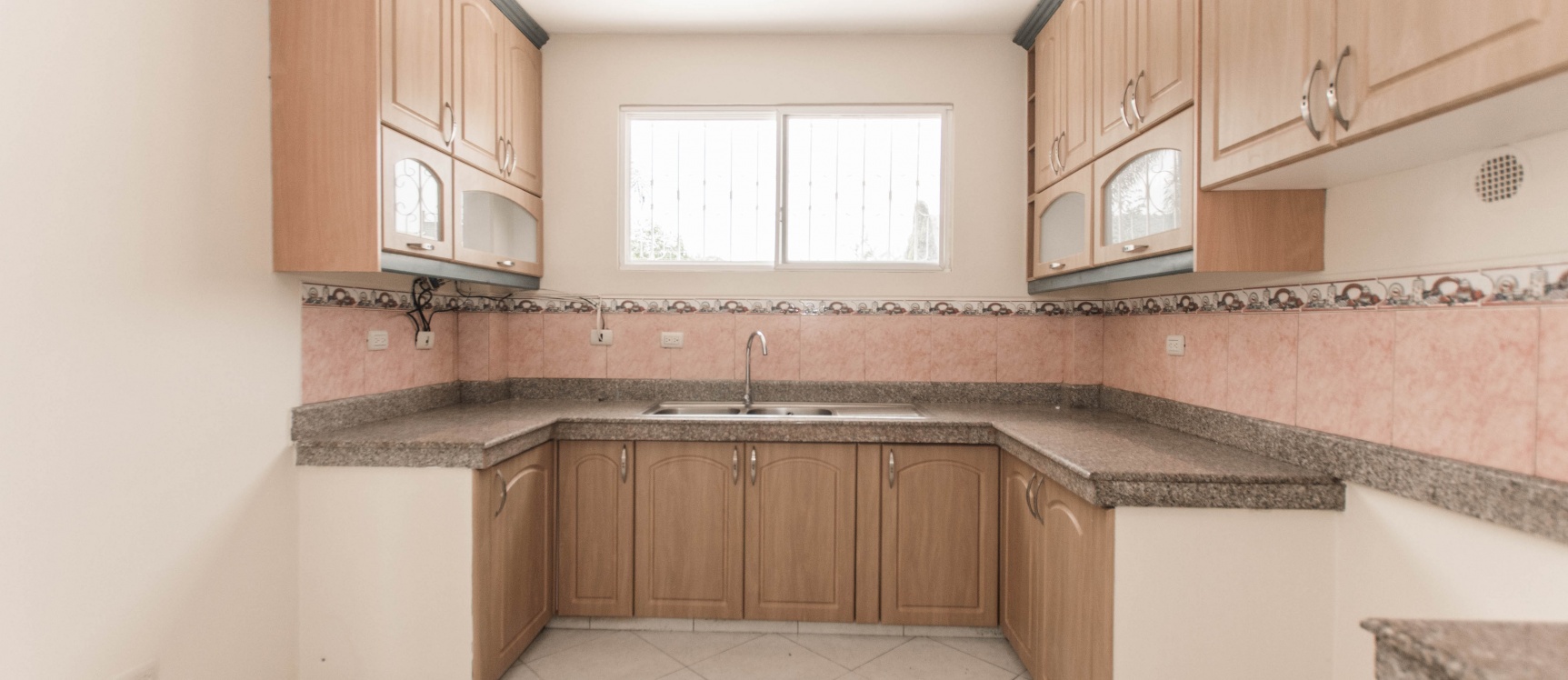 Casa de 2 plantas en alquiler ubicada en la Urbanización Portal al Sol GeoBienes - Casa de 2 plantas en alquiler ubicada en la Urbanización Portal al Sol - Plusvalia Guayaquil Casas de venta y alquiler Inmobiliaria Ecuador