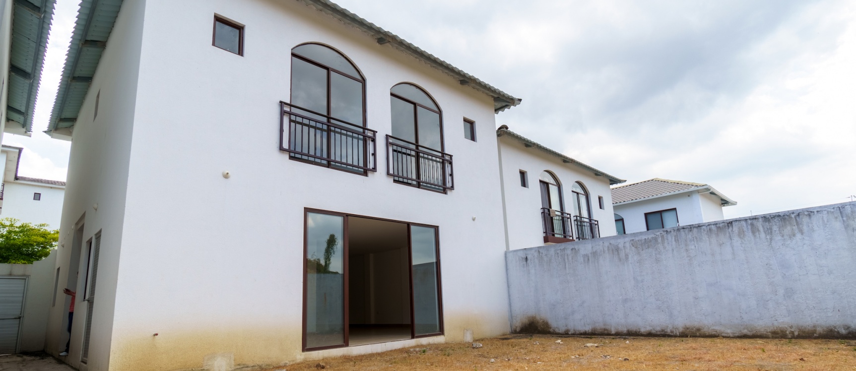 GeoBienes - Casa de 4 habitaciones en venta ubicada en la Urbanización Villas del Bosque  - Plusvalia Guayaquil Casas de venta y alquiler Inmobiliaria Ecuador