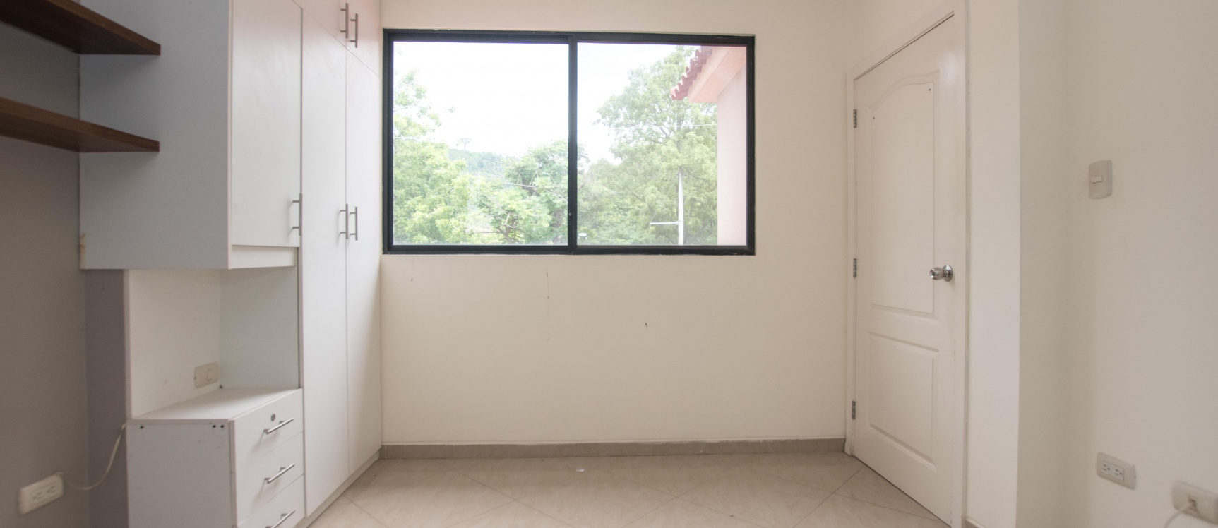 Casa de 4 habitaciones en venta urbanización Portal al Sol, vía a la Costa GeoBienes - Casa de 4 habitaciones en venta urbanización Portal al Sol, vía a la Costa - Plusvalia Guayaquil Casas de venta y alquiler Inmobiliaria Ecuador