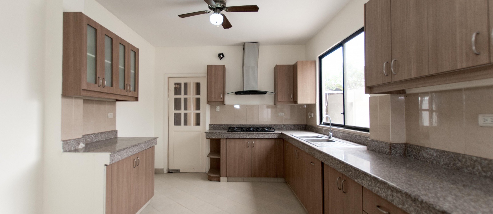 Casa de 4 habitaciones en venta urbanización Portal al Sol, vía a la Costa GeoBienes - Casa de 4 habitaciones en venta urbanización Portal al Sol, vía a la Costa - Plusvalia Guayaquil Casas de venta y alquiler Inmobiliaria Ecuador