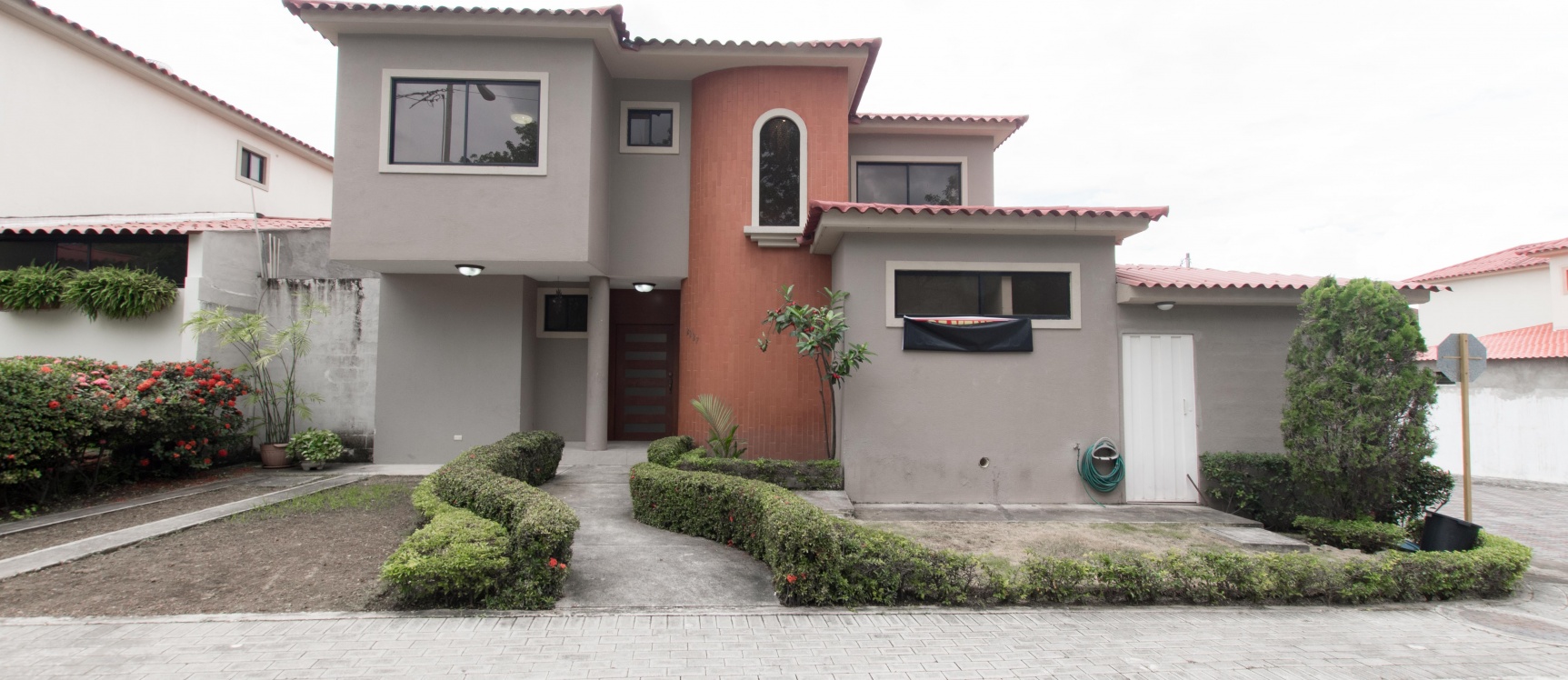 Casa de 4 habitaciones en venta urbanización Portal al Sol, vía a la Costa GeoBienes - Casa de 4 habitaciones en venta urbanización Portal al Sol, vía a la Costa - Plusvalia Guayaquil Casas de venta y alquiler Inmobiliaria Ecuador