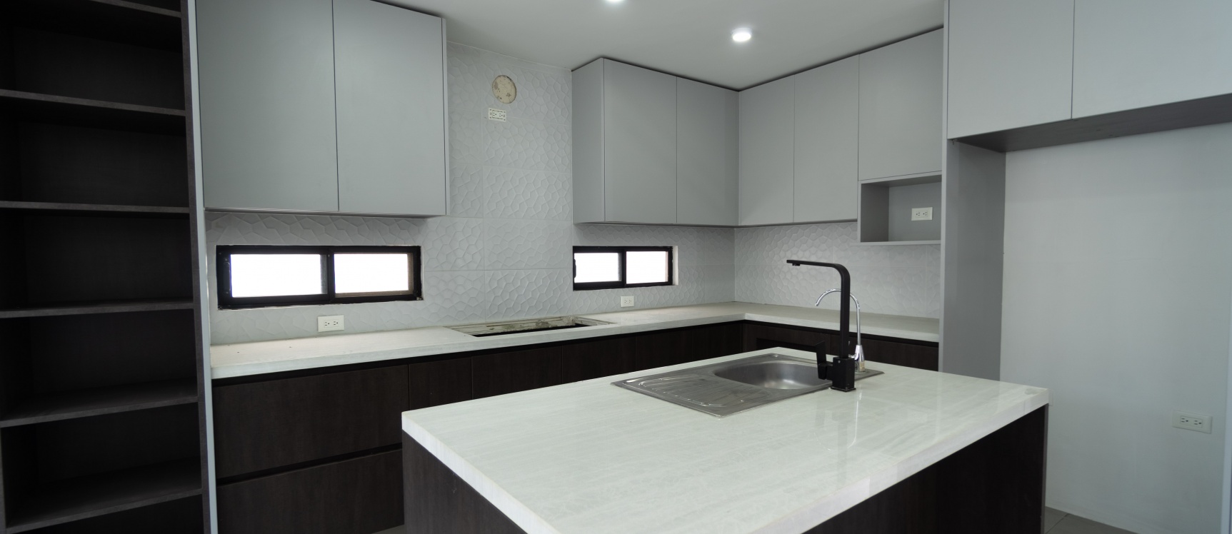 Casa de estreno en venta en Urbanización San Antonio, vía Samborondón GeoBienes - Casa de estreno en venta en Urbanización San Antonio, vía Samborondón - Plusvalia Guayaquil Casas de venta y alquiler Inmobiliaria Ecuador