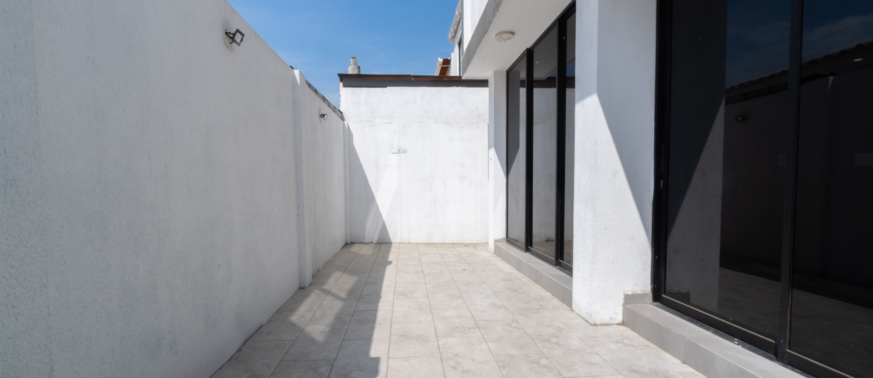 Casa de estreno en venta en Urbanización San Antonio, vía Samborondón GeoBienes - Casa de estreno en venta en Urbanización San Antonio, vía Samborondón - Plusvalia Guayaquil Casas de venta y alquiler Inmobiliaria Ecuador